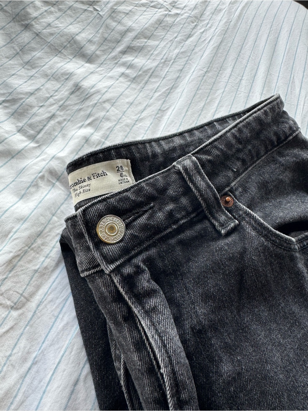 Abercrombie & Fitch Curve Love, The Skinny High-Rise. Size: 28 (Extra-Long) - Picture 5 of 5